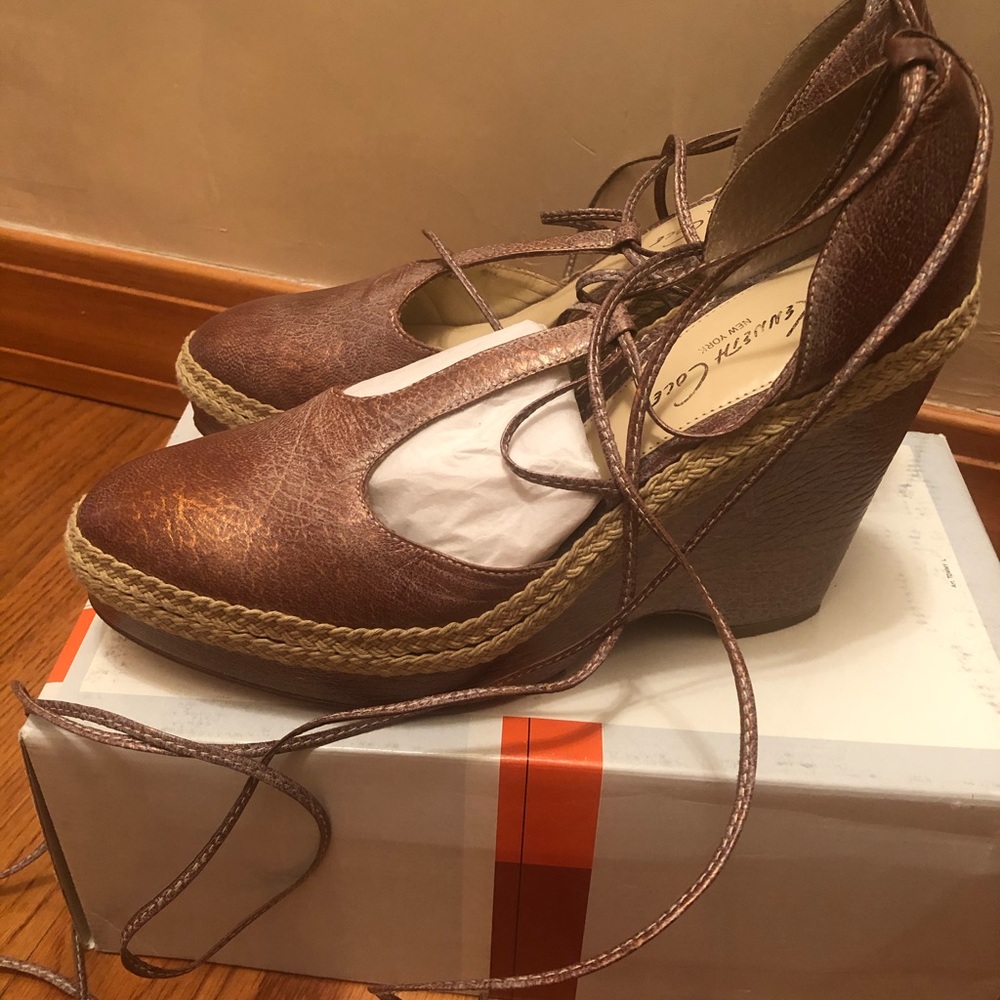 Beautiful Kenneth Cole shoes.Good holiday addition